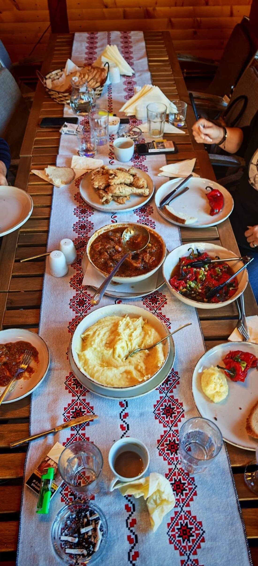 Masă încărcată cu bucate, văzută de sus