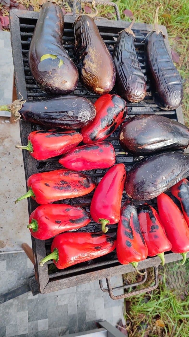 Aceleași legume după ce s-au copt, cu coaja înnegrită și crăpată